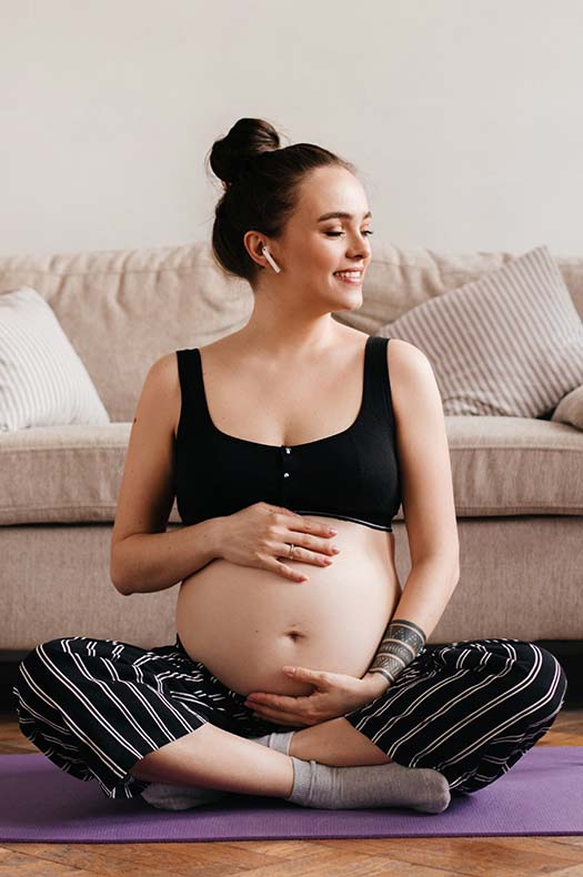 mulher grávida ouvindo música