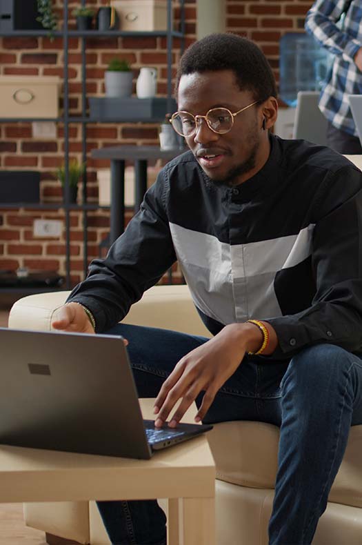 homem preto no notebook