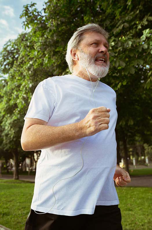 Homem sênior correndo